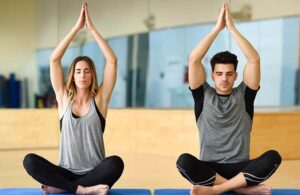 yoga dentro de casa.